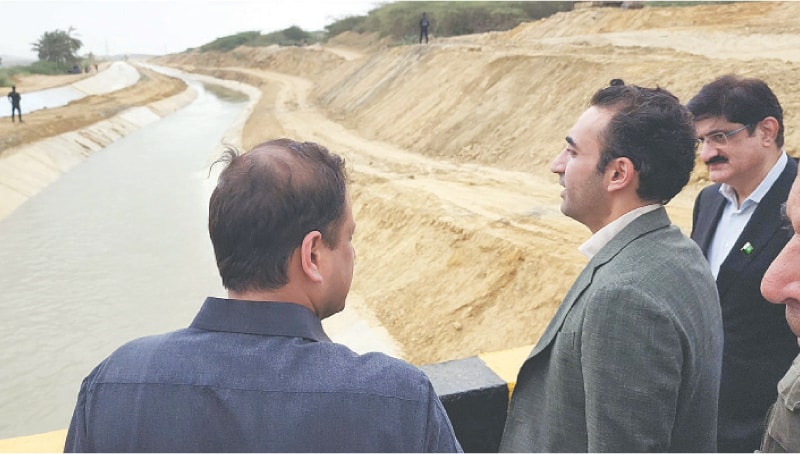 PPP chairman Bilawal Bhutto-Zardari inspects, alongside Sindh CM Murad Ali Shah and Karachi Mayor Murtaza Wahab, the new Hub Canal.&mdash;Dawn