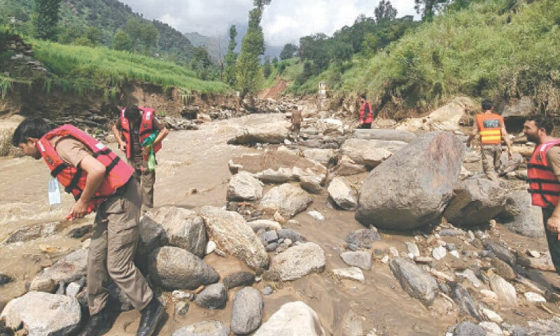 Rescue workers search for bodies in Khwar Banda in Puran, Shangla. &mdash; Dawn