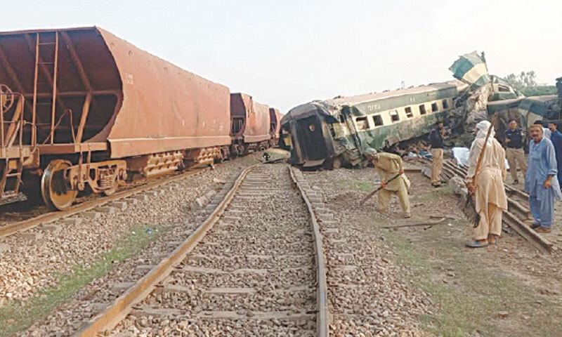 Railway workers carrying out relief operations following the derailment of Awam Express near Lodhran Railway Station.&mdash;Dawn