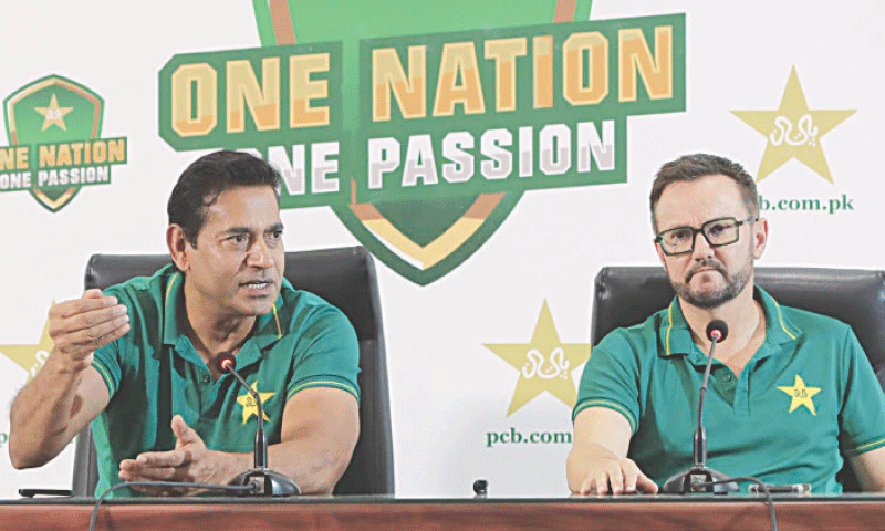 PAKISTAN selector Aaqib Javed (L) gestures while white-ball head coach Mike Hesson looks on during a press conference at the Gaddafi Stadium on Sunday.&mdash;M. Arif/White Star