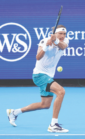 Alexander Zverev of Germany plays a backhand return against Spain’s Carlos Alcaraz during their Cincinnati Open semi-final at the Lindner Family Tennis Center.—AFP