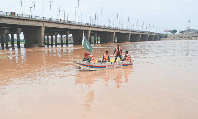 Water level rises in the river Ravi. &mdash; White Star / M.Arif