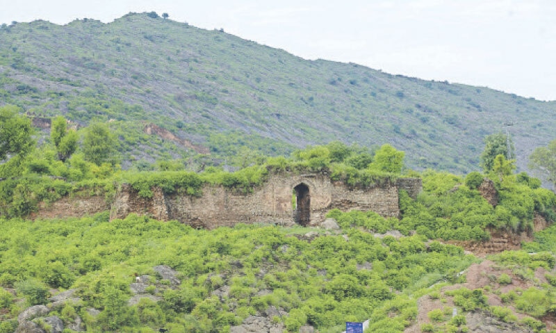 The main gate of the fort known as Haati Darwaza (elephant gate). Out of six, only one gate survives.