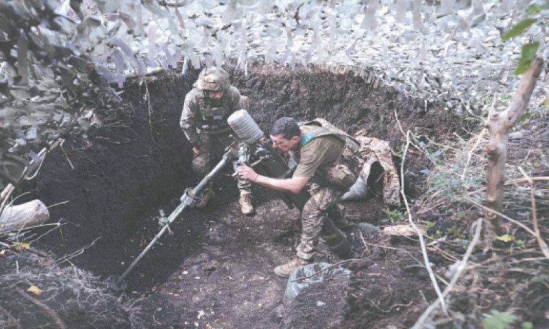 UKRAINIAN servicemen aim a mortar at Russian positions near Kostyantynivka, Donetsk region. &mdash; AFP