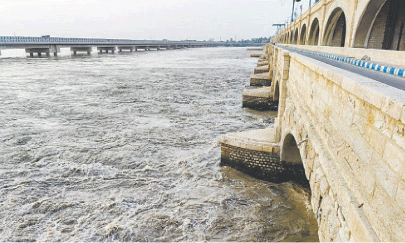 medium flood passes through Sukkur Barrage on Friday evening.—Dawn medium flood passes through Sukkur Barrage on Friday evening.—Dawn