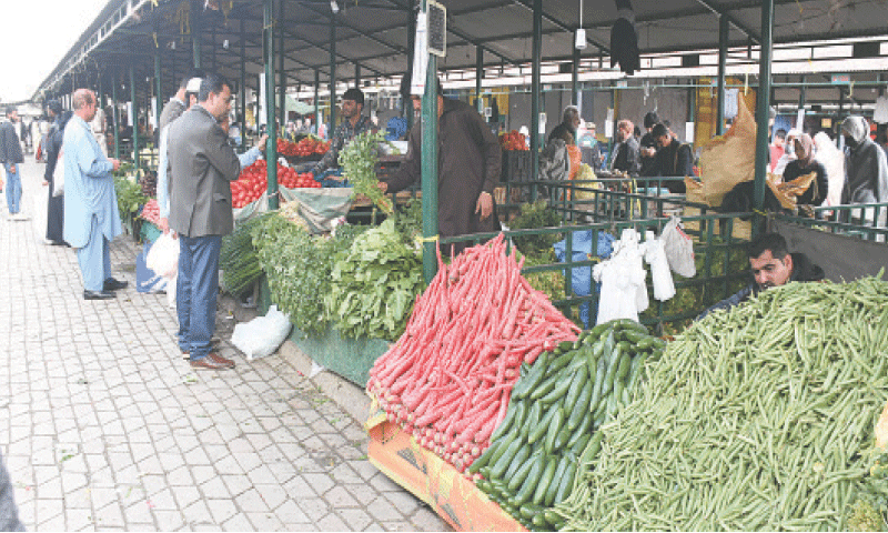 ISLAMABAD: Official data showed mixed price trends during the week, with tomatoes, chicken and wheat flour becoming costlier, while onions, pulses and bananas registered slight declines, reflecting divergent movements in essential food items.&mdash;Online/file