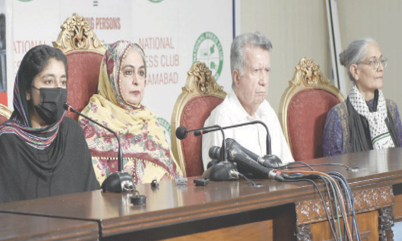 A missing person&rsquo;s familty member, accompanied by Amina Masood Janjua, Afrasyab Khattak and Tahira Abdullah, addresses a presser.&mdash;Tanveer Shahzad