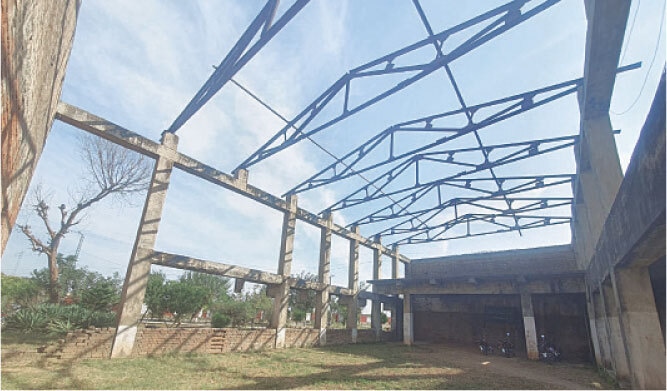 The &lsquo;abandoned&rsquo; project of the auditorium at Govt Boys College, Kallar Syedan, has been awaiting attention of relevant authorities since 1982. &mdash; Photos by the writer