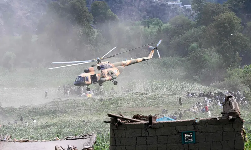 منگل کو افغان فوج کے ہیلی کاپٹر امدادی سامان اور زخمیوں کو ہسپتال منتقل کرتے رہے۔—فوٹو: اے ایف پی۔— فوٹو: اے ایف پی منگل کو افغان فوج کے ہیلی کاپٹر امدادی سامان اور زخمیوں کو ہسپتال منتقل کرتے رہے۔—فوٹو: اے ایف پی۔— فوٹو: اے ایف پی