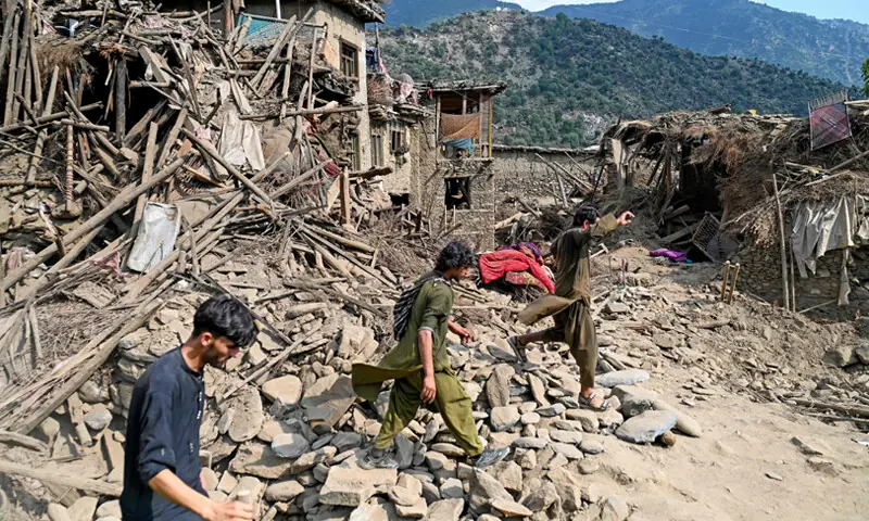 پہاڑی راستے، خراب موسم اور تنگ سڑکیں امدادی کام میں بڑی رکاوٹ بنے ہوئے ہیں— فوٹو: اے ایف پی پہاڑی راستے، خراب موسم اور تنگ سڑکیں امدادی کام میں بڑی رکاوٹ بنے ہوئے ہیں— فوٹو: اے ایف پی