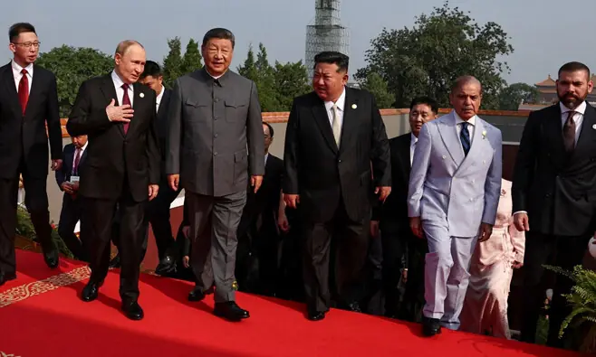 صدر شی جن پنگ نےماﺅ زے تنگ کے طرز کے لباس میں سرخ قالین پر وزیراعظم پاکستان شہبازشریف سمیت 25 سے زائد عالمی رہنماؤں کا خیرمقدم کیا &mdash; فوٹو: رائٹرز