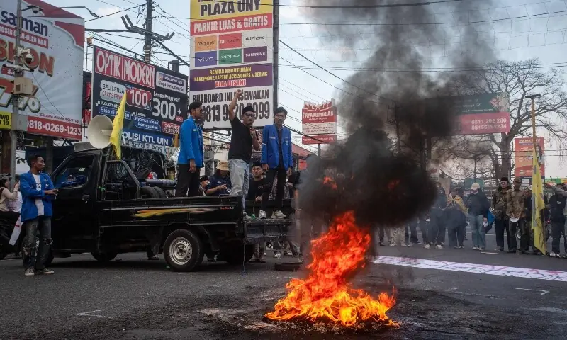 Students from the Indonesian Islamic Student Movement burn tires during a protest against police violence in previous demonstrations, in Sleman, Yogyakarta, on September 2. &mdash; AFP