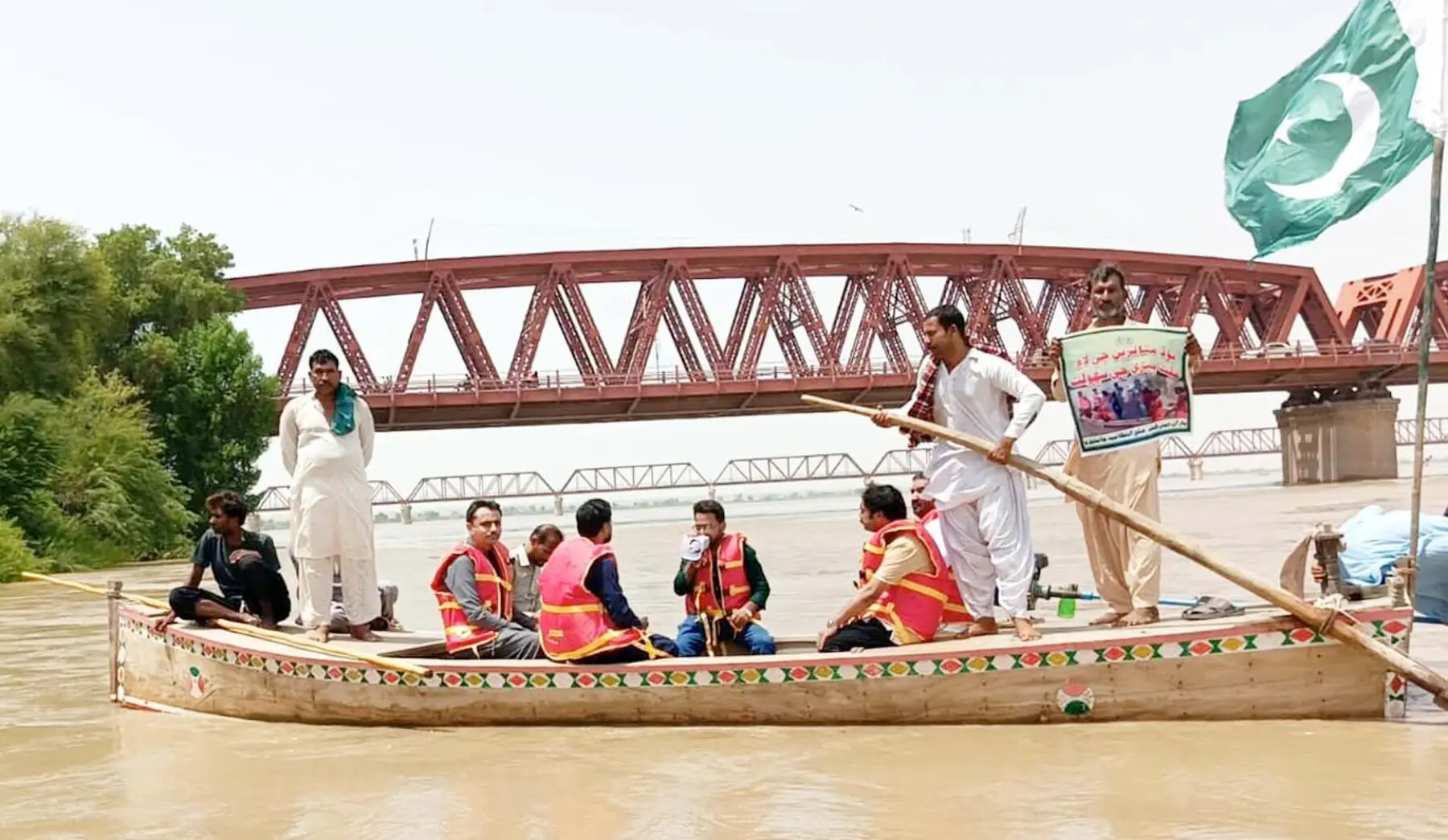  Jamshoro district administration officials are making announcements asking people to vacate nearby villages of the katcha area of Kotri due to an expected &ldquo;superflood&rdquo; in Sindh, on Sept 3, 2025. &mdash;  Umair Ali 