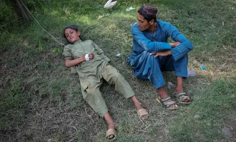 جھٹکوں کے خطرے کے پیشِ نظر کئی خاندانوں نے گھروں میں واپس جانے کے بجائے کھلے آسمان تلے رہنے کو ترجیح دی — فوٹو: رائٹرز جھٹکوں کے خطرے کے پیشِ نظر کئی خاندانوں نے گھروں میں واپس جانے کے بجائے کھلے آسمان تلے رہنے کو ترجیح دی — فوٹو: رائٹرز