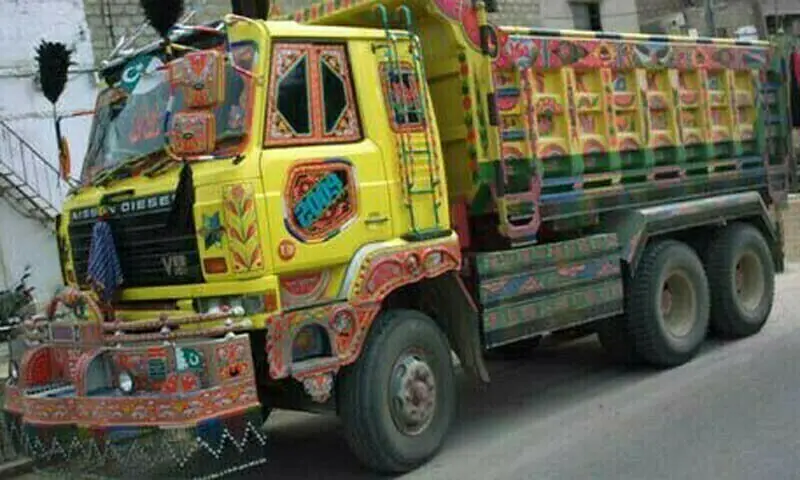 حادثے کے بعد بچوں کے لواحقین نے ڈمپر ڈرائیور کے خلاف احتجاج کیا اور سڑک کو ٹریفک کے لیے بند کردیا &mdash; فائل فوٹو: ڈان