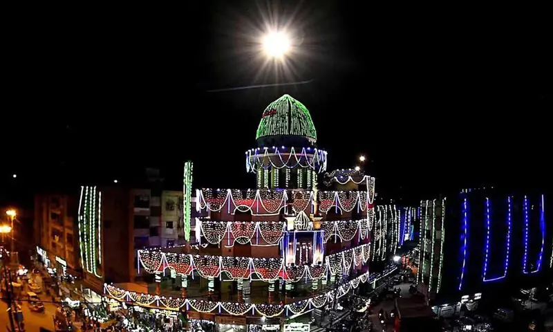 ملک بھر میں جشن عیدمیلاد النبیﷺ پر مساجد اور گلی محلوں کو برقی قمقموں سے سجایا گیا ہے — فوٹو: ایکس ملک بھر میں جشن عیدمیلاد النبیﷺ پر مساجد اور گلی محلوں کو برقی قمقموں سے سجایا گیا ہے — فوٹو: ایکس