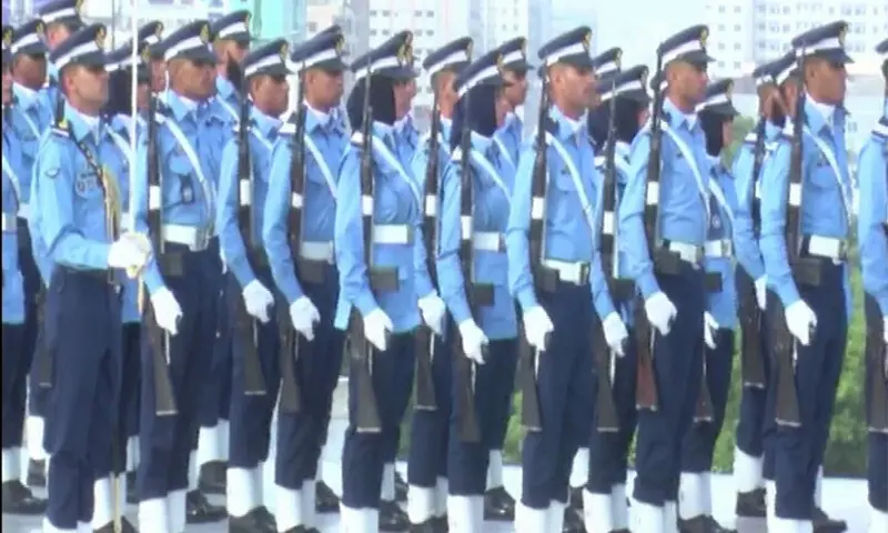 پاکستان ایئر فورس اکیڈمی اصغر خان کے چاق و چوبند دستے نے مزار قائد پر گارڈز کے فرائض سنبھالے — فوٹو: ڈان نیوز پاکستان ایئر فورس اکیڈمی اصغر خان کے چاق و چوبند دستے نے مزار قائد پر گارڈز کے فرائض سنبھالے — فوٹو: ڈان نیوز