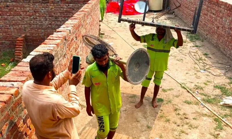 SAHIWAL: Suthra Punjab and Rescue 1122 workers busy in flood-affected areas. &mdash; Photo via Shafiq Butt
