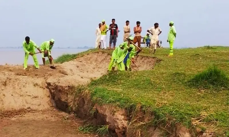 SAHIWAL: Suthra Punjab and Rescue 1122 workers busy in flood-affected areas. &mdash; Photo via Shafiq Butt