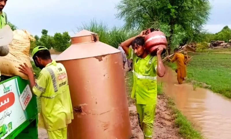 SAHIWAL: Suthra Punjab and Rescue 1122 workers busy in flood-affected areas. &mdash; Photo via Shafiq Butt