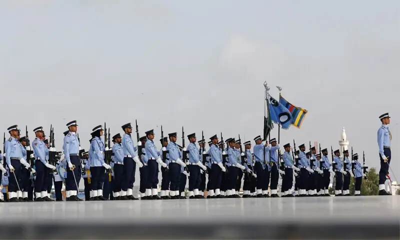 وزیراعظم نے کہا کہ پاک فضائیہ نے دشمن کوچاروں شانے چت کرکے دنیا کو حیرت زدہ کر دیا۔
—فائل فوٹو: رائٹرز وزیراعظم نے کہا کہ پاک فضائیہ نے دشمن کوچاروں شانے چت کرکے دنیا کو حیرت زدہ کر دیا۔
—فائل فوٹو: رائٹرز