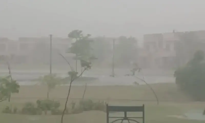 Rain starts in Karachi&rsquo;s Bahria Town on September 7. &mdash; DawnNewsTV