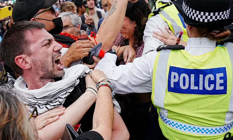 ہفتے کو ہونے والے مظاہرے میں 890 افراد کو گرفتار کیا گیا جو اب تک کسی ایک مظاہرے کے دوران گرفتاریوں کی سب سے بڑی تعداد ہے&mdash; فوٹو: رائٹرز