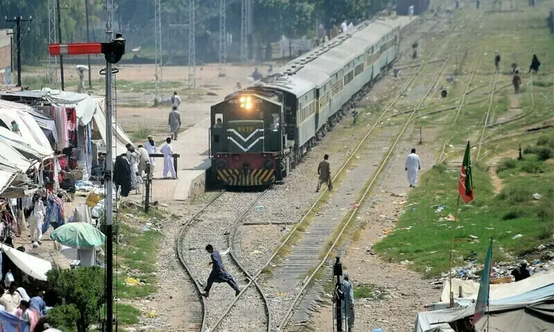 وفاقی وزیر نے پی ٹی آئی کی حکومت پر ایم ایل ون منصوبے کو ’تباہ‘ کرنے کا الزام عائد کیا — فائل فوٹو: ڈان نیوز وفاقی وزیر نے پی ٹی آئی کی حکومت پر ایم ایل ون منصوبے کو ’تباہ‘ کرنے کا الزام عائد کیا — فائل فوٹو: ڈان نیوز