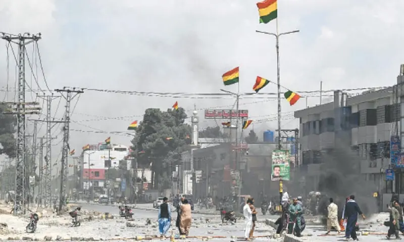 سریاب، ایئرپورٹ روڈ، پشتون آباد، نوآکلی اور جناح روڈ پر پولیس اور مظاہرین میں جھڑپیں ہوئیں — فوٹو: اے ایف پی سریاب، ایئرپورٹ روڈ، پشتون آباد، نوآکلی اور جناح روڈ پر پولیس اور مظاہرین میں جھڑپیں ہوئیں — فوٹو: اے ایف پی