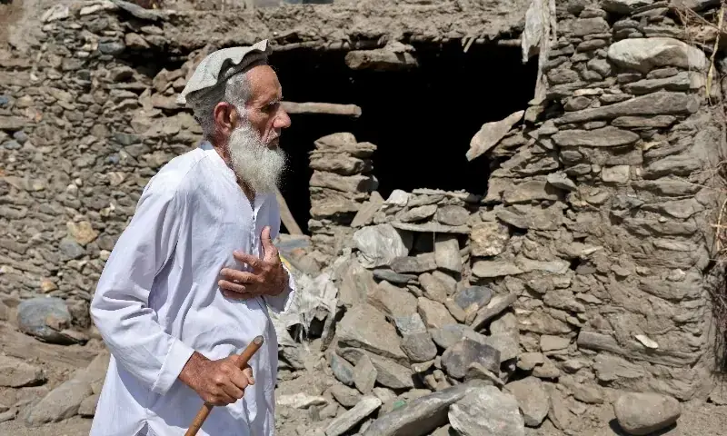 گاؤں مسعود کے رہائشی 67 سالہ کسان آدم خان نے کہا کہ ہمارے پاس کوئی پناہ نہیں ہے، ایک خیمہ بھی نہیں ہے — فوٹو: رائٹرز گاؤں مسعود کے رہائشی 67 سالہ کسان آدم خان نے کہا کہ ہمارے پاس کوئی پناہ نہیں ہے، ایک خیمہ بھی نہیں ہے — فوٹو: رائٹرز