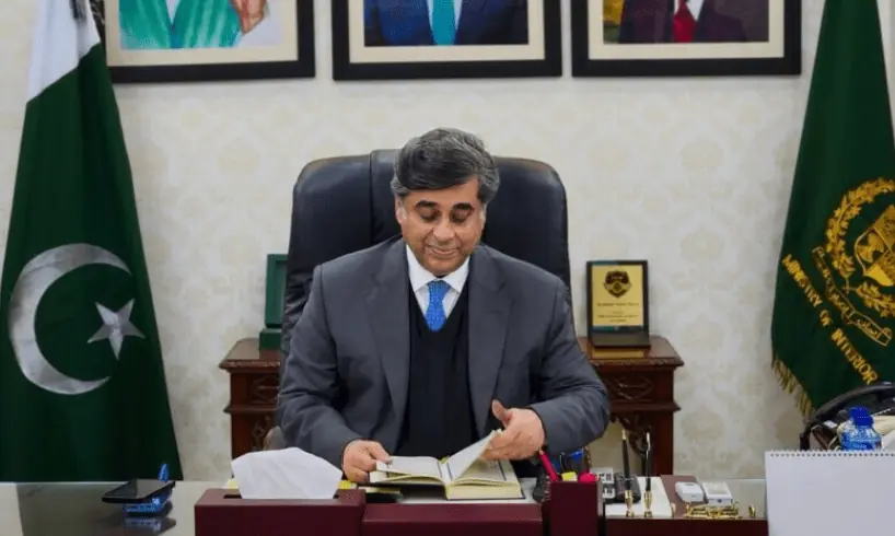 گوہر اعجاز نے کہا کہ آئندہ 50 سال میں بھی روپے کی بے قدری ڈالر کی قلت کو پورا نہیں کر سکتی۔
&mdash;فائل فوٹو: ڈان نیوز