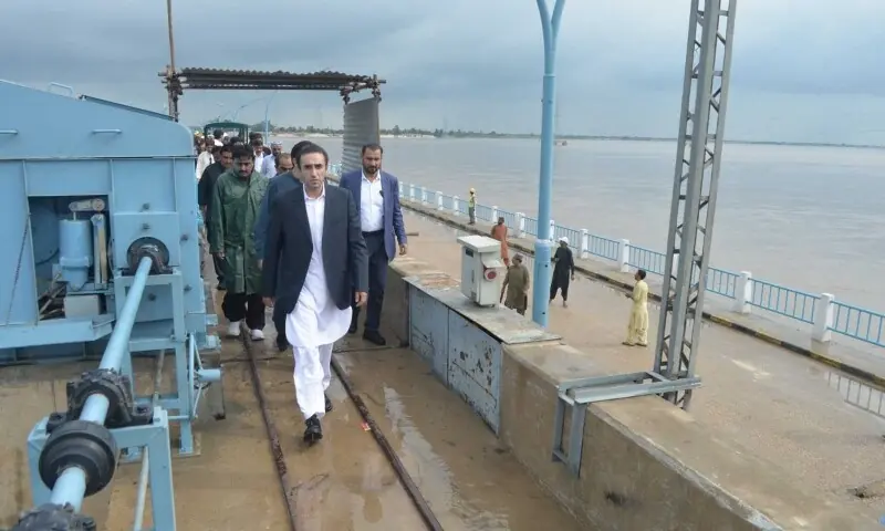 Bilawal Bhutto-Zardari visits Guddu Barrage on Sept 9 ahead of possible floods in Sindh.&mdash; Photo via Umair Ali