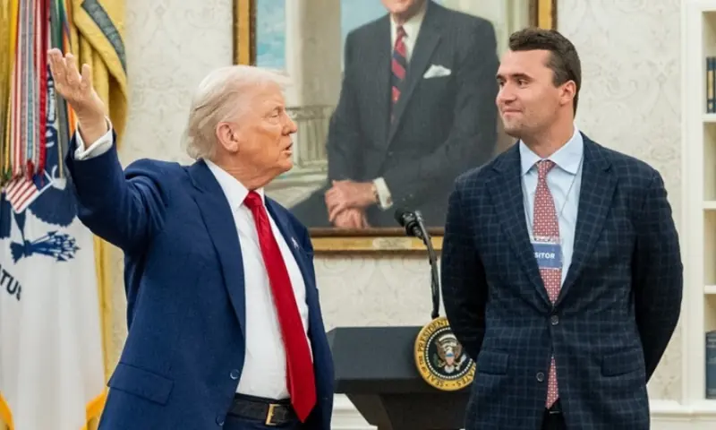 کرک اور اُن کی تنظیم نے نومبر میں ٹرمپ کیلئے نوجوان ووٹروں کی حمایت حاصل کرنے میں اہم کردار ادا کیا تھا۔— فوٹو: وائٹ ہائوس، ایکس کرک اور اُن کی تنظیم نے نومبر میں ٹرمپ کیلئے نوجوان ووٹروں کی حمایت حاصل کرنے میں اہم کردار ادا کیا تھا۔— فوٹو: وائٹ ہائوس، ایکس