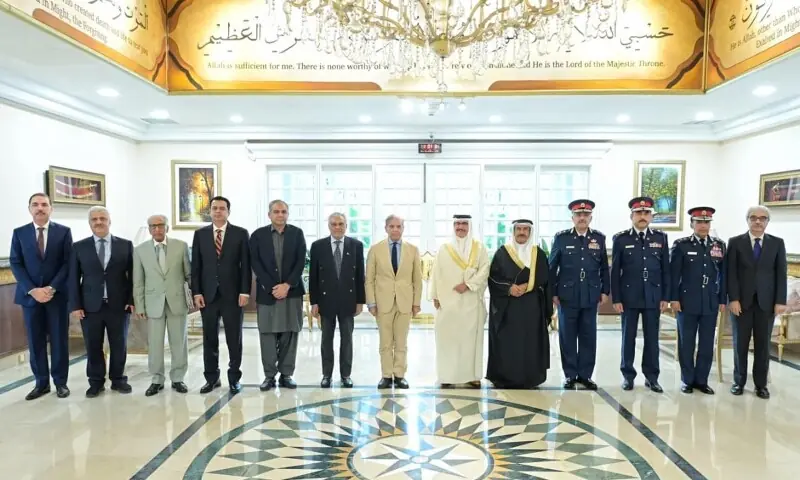 Bahrain&rsquo;s Interior Minister General Rashid bin Abdullah Al Khalifa is pictured with Mohsin Naqvi, Prime Minister Shehbaz Sharif and other ministers, Sept 10. &mdash; PID