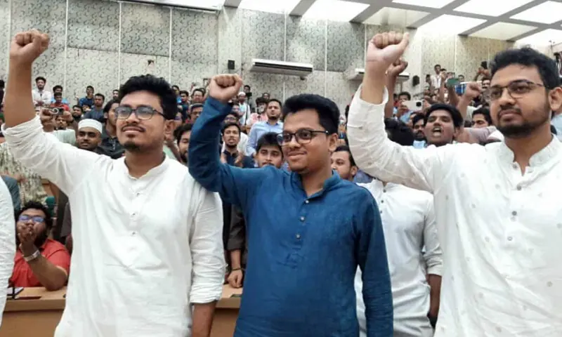 اسلامی چھاترا شبر 28 مرکزی نشستوں میں سے 23 جیت کر کیمپس کی سیاست میں ڈرامائی تبدیلی لے آئی — فوٹو: دی ڈیلی اسٹار ڈاٹ نیٹ اسلامی چھاترا شبر 28 مرکزی نشستوں میں سے 23 جیت کر کیمپس کی سیاست میں ڈرامائی تبدیلی لے آئی — فوٹو: دی ڈیلی اسٹار ڈاٹ نیٹ