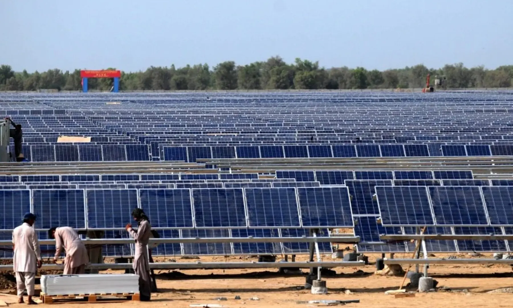 Workers install photovoltaic panels at the 900-megawatt Zonergy Bahawalpur Solar Park in Punjab, eastern Pakistan (Image: Ahmad Kamal / IMAGO / Alamy)