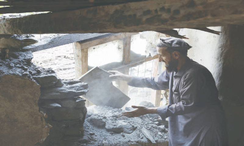 اقوامِ متحدہ نے طالبان سے مطالبہ کیا کہ قومی خواتین عملے پرکام کرنے کی پابندیاں ختم کریں —فوٹو: رائٹرز