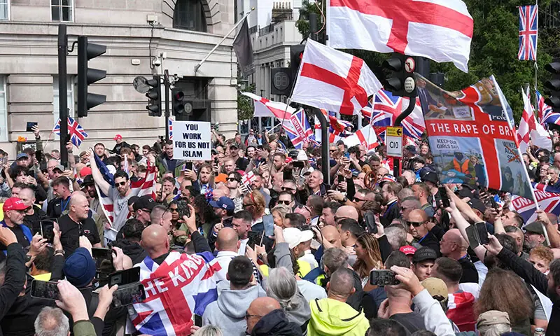 British far-right activist Tommy Robinson (C) addresses supporters as they walk with Union Jack and St George’s cross flags through central London during a ‘Free speech’ march on September 13. — AFP British far-right activist Tommy Robinson (C) addresses supporters as they walk with Union Jack and St George’s cross flags through central London during a ‘Free speech’ march on September 13. — AFP