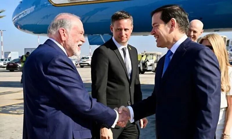 اسرائیل پہنچنے پر مارکو روبیو کا استقبال امریکی سفیر مائیک ہکبی سمیت دیگر حکام نے کیا۔
—فوٹو: یو ایس ایمبیسی اسرائیل پہنچنے پر مارکو روبیو کا استقبال امریکی سفیر مائیک ہکبی سمیت دیگر حکام نے کیا۔
—فوٹو: یو ایس ایمبیسی