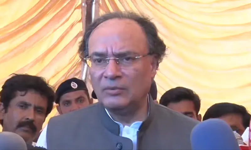 وزیر خزانہ محمد اورنگزیب نے اتوار کو کمالیہ میں سیلاب متاثرہ علاقوں کا دورہ کیا۔ — فوٹو: ڈان نیوز وزیر خزانہ محمد اورنگزیب نے اتوار کو کمالیہ میں سیلاب متاثرہ علاقوں کا دورہ کیا۔ — فوٹو: ڈان نیوز