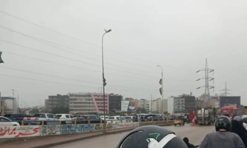 شہر میں ہلکی بارش کے بعد کورنگی روڈ پر کے پی ٹی انٹرچینج پر ٹریفک جام ہے — فوٹو: اسلم سلطان شہر میں ہلکی بارش کے بعد کورنگی روڈ پر کے پی ٹی انٹرچینج پر ٹریفک جام ہے — فوٹو: اسلم سلطان