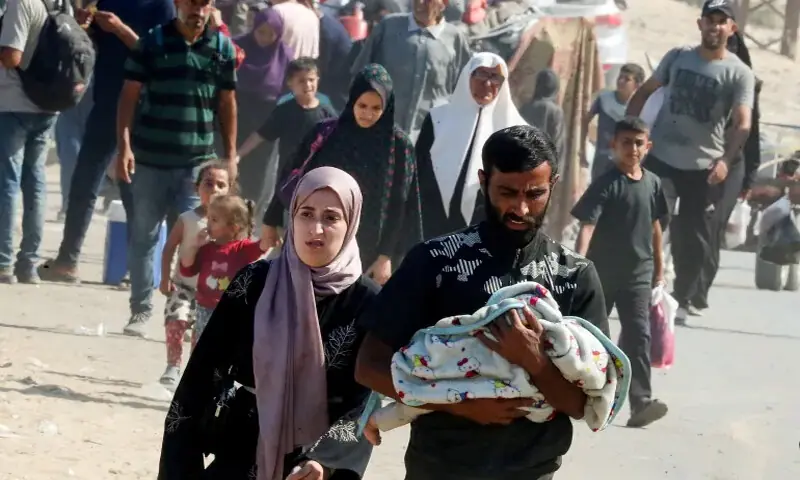 اسرائیل کے غزہ پر قبضے کے منصوبے کے آغاز کے بعد فلسطینی نقل مکانی کر رہے ہیں۔
—فوٹو: رائٹرز اسرائیل کے غزہ پر قبضے کے منصوبے کے آغاز کے بعد فلسطینی نقل مکانی کر رہے ہیں۔
—فوٹو: رائٹرز