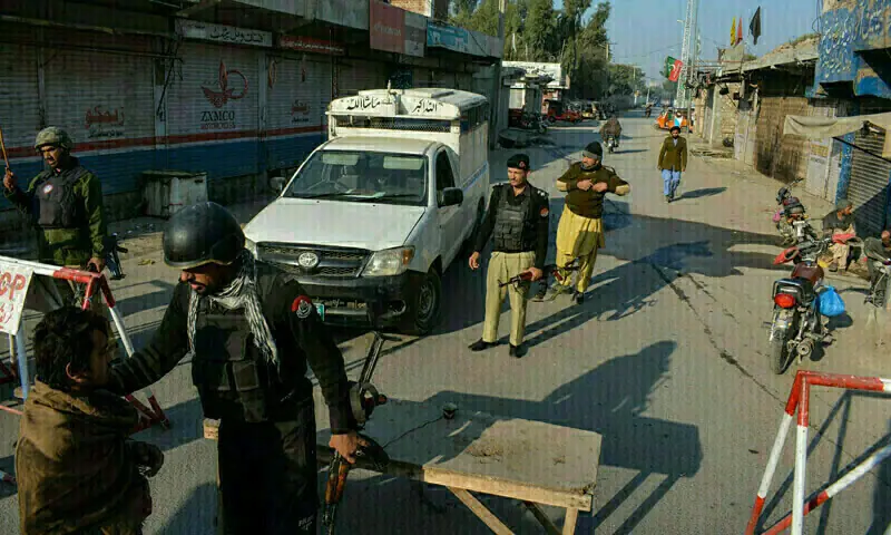 Police stand guard along a road they blocked after militants seized a police station in Bannu on December 19, 2022.  Used for representation.&mdash; AFP/File
