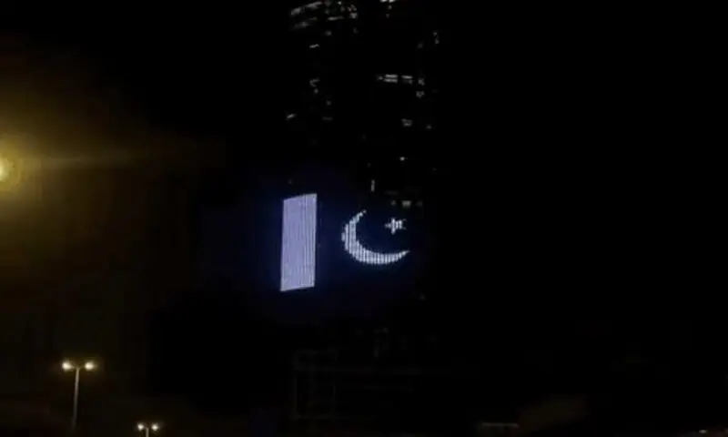 ریاض اور اسلام آباد میں دونوں برادر ملکوں کے پرچم لہرائے گئے، عمارتوں کو روشن کیا گیا — فوٹو: سوشل میڈیا