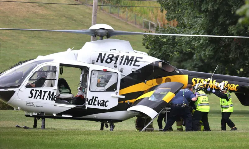 فائرنگ کے نتیجے میں 3 افسر موقع پر ہلاک ہوگئے جبکہ 2 کو شدید زخمی حالت میں قریبی اسپتال منتقل کیا گیا — فوٹو: رائٹرز فائرنگ کے نتیجے میں 3 افسر موقع پر ہلاک ہوگئے جبکہ 2 کو شدید زخمی حالت میں قریبی اسپتال منتقل کیا گیا — فوٹو: رائٹرز