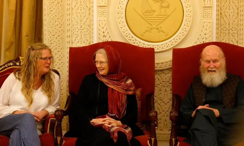 Sarah Entwistle (L) sits with her parents Barbie (C) and Peter Reynolds after landing at the airport in Doha on September 19. &mdash; AFP