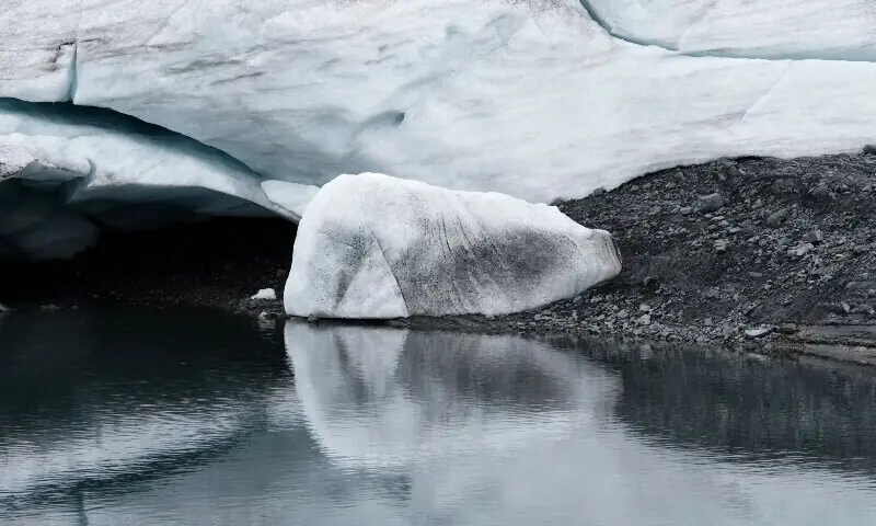 گلیشیئرز پگھلنے میں پچھلے 10 برسوں کے مقابلے میں نمایاں تبدیلی رونما ہوئی ہے۔
—فائل فوٹو: رائٹرز گلیشیئرز پگھلنے میں پچھلے 10 برسوں کے مقابلے میں نمایاں تبدیلی رونما ہوئی ہے۔
—فائل فوٹو: رائٹرز