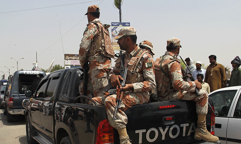 کراچی میں ضلع شرقی، غربی، کیماڑی اور عمرکوٹ کے تمام نہایت حساس پولنگ اسٹیشنز پر سندھ رینجرز کو تعینات کرنے کی درخواست کی گئی ہے۔—فائل فوٹو: اے پی کراچی میں ضلع شرقی، غربی، کیماڑی اور عمرکوٹ کے تمام نہایت حساس پولنگ اسٹیشنز پر سندھ رینجرز کو تعینات کرنے کی درخواست کی گئی ہے۔—فائل فوٹو: اے پی