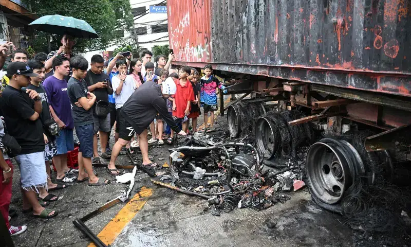 اتوار کو ہزاروں فلپائنی شہری منیلا میں اس اسکینڈل کے خلاف جمع ہوئے جس میں جعلی فلڈ کنٹرول منصوبوں کے ذریعے مبینہ طور پر عوامی خزانے سے اربوں ڈالر لوٹے گئے &mdash; فوٹو: اے ایف پی