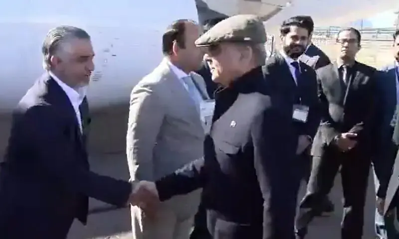 وزیراعظم شہباز شریف 22 ستمبر کو اقوامِ متحدہ کی جنرل اسمبلی میں شرکت کے لیے برطانیہ کے لیوٹن ایئرپورٹ سے نیویارک روانہ ہو گئے۔ فوٹو: — اسکرین گریب بذریعہ پی ٹی وی نیوز، ایکس وزیراعظم شہباز شریف 22 ستمبر کو اقوامِ متحدہ کی جنرل اسمبلی میں شرکت کے لیے برطانیہ کے لیوٹن ایئرپورٹ سے نیویارک روانہ ہو گئے۔ فوٹو: — اسکرین گریب بذریعہ پی ٹی وی نیوز، ایکس